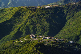 Находится в Горной Олимпийской деревне на высоте 1100 м